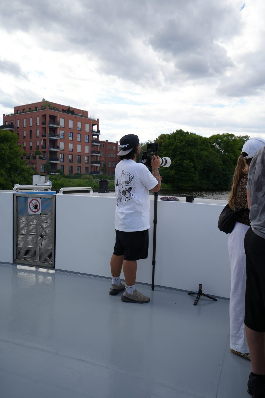 don beim Filmen auf einem Deck