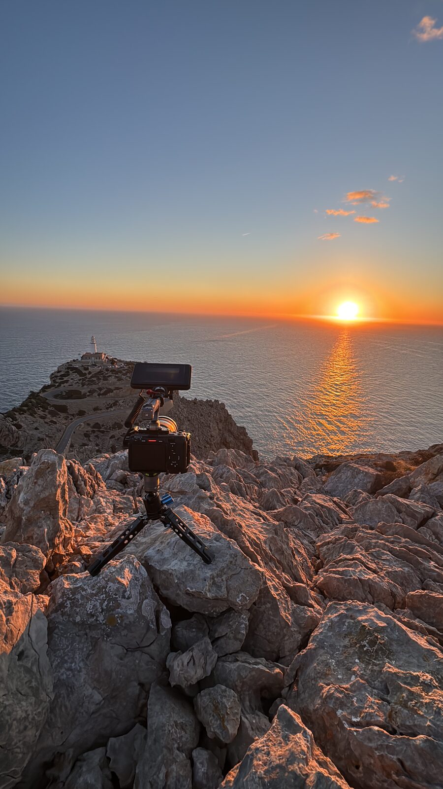 Kamera auf Fels, Sonnenuntergang über dem Meer