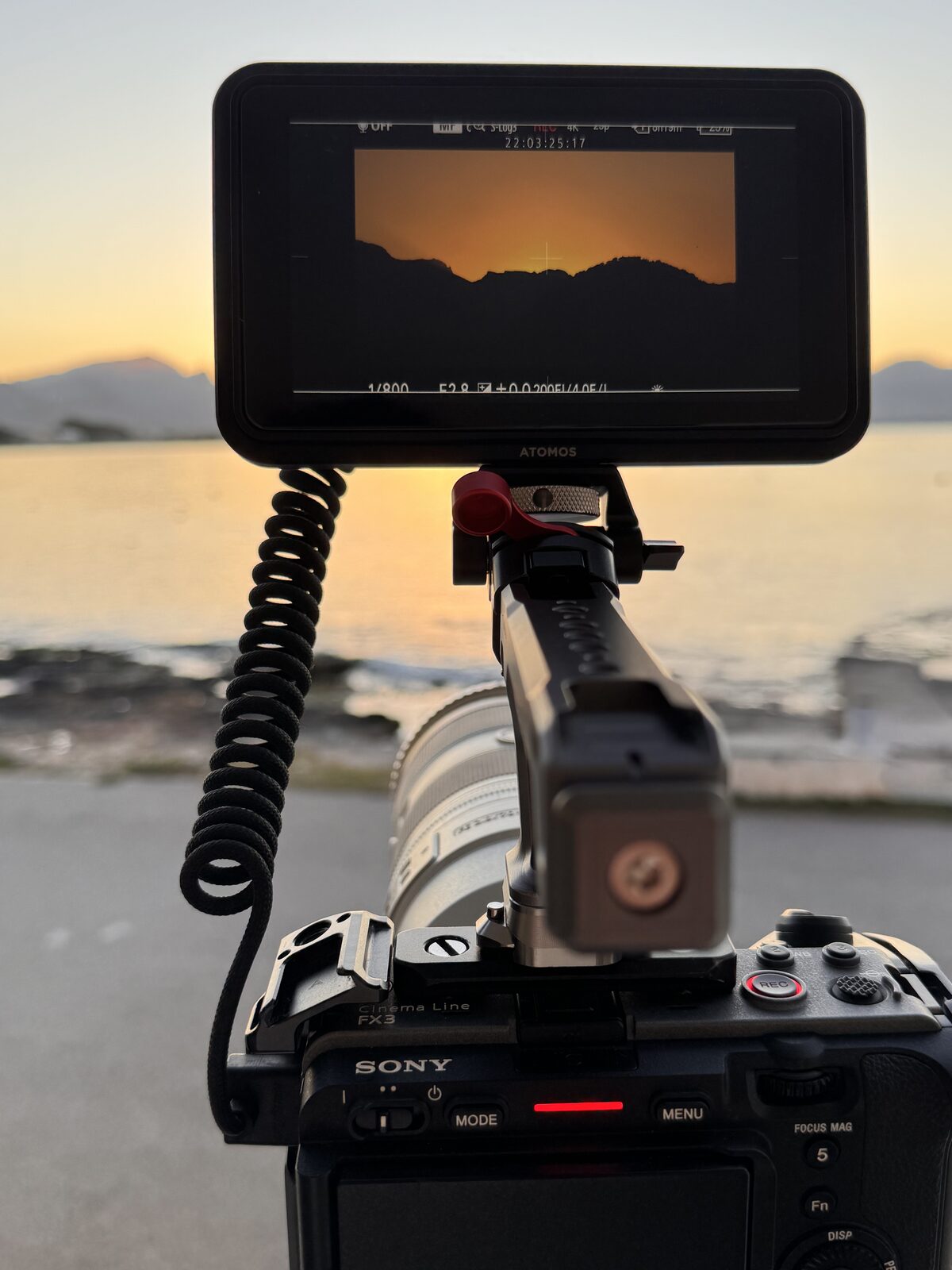 Sony FX3 mit Monitor im Sonnenuntergang am Meer