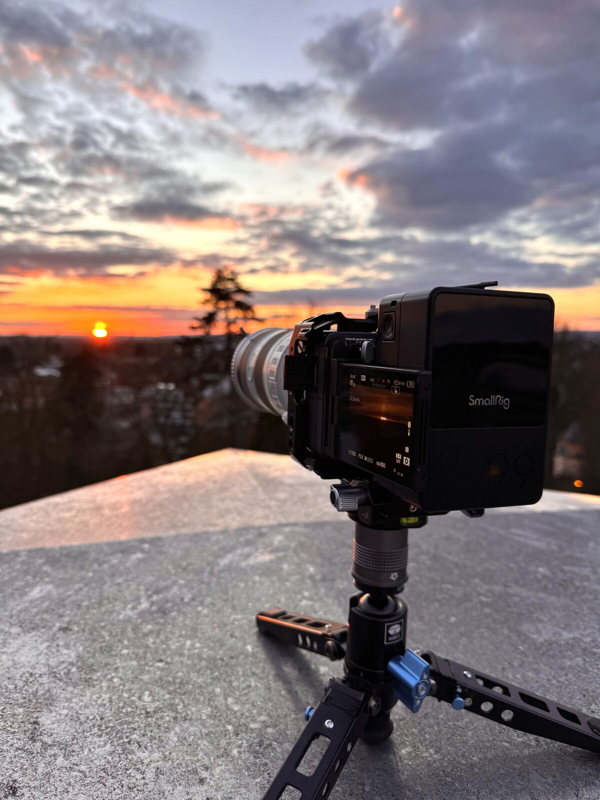 Kamera-Rig bei Sonnenuntergang mit orangem Himmel